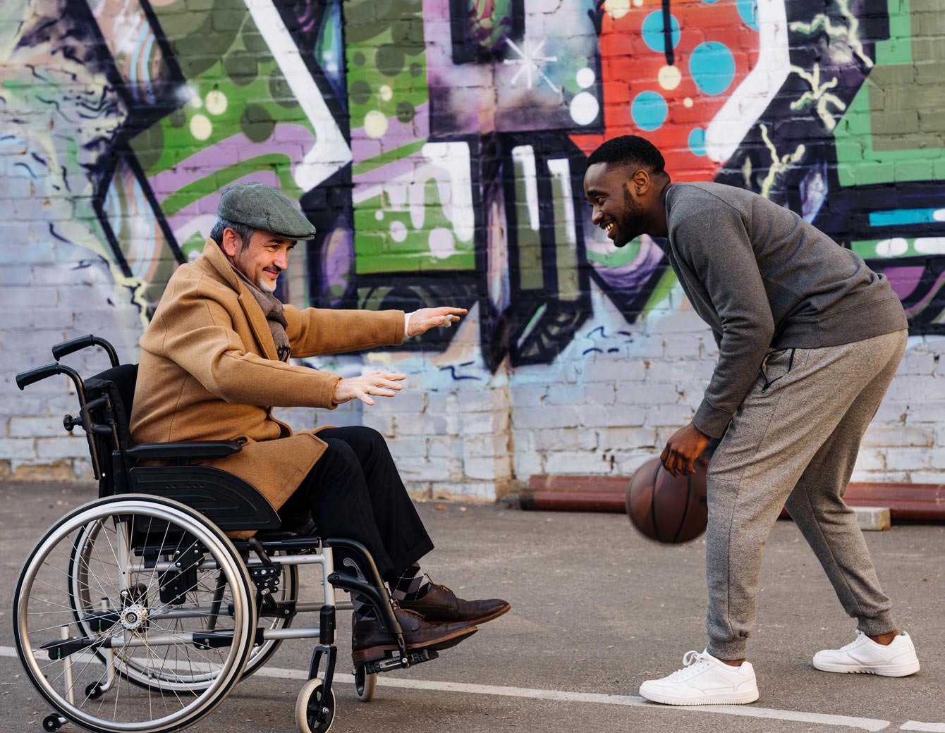 bedarfsermittlung ein Mann im Rollstuhl spielt Basketball mit seinem persönlichen Assistenten