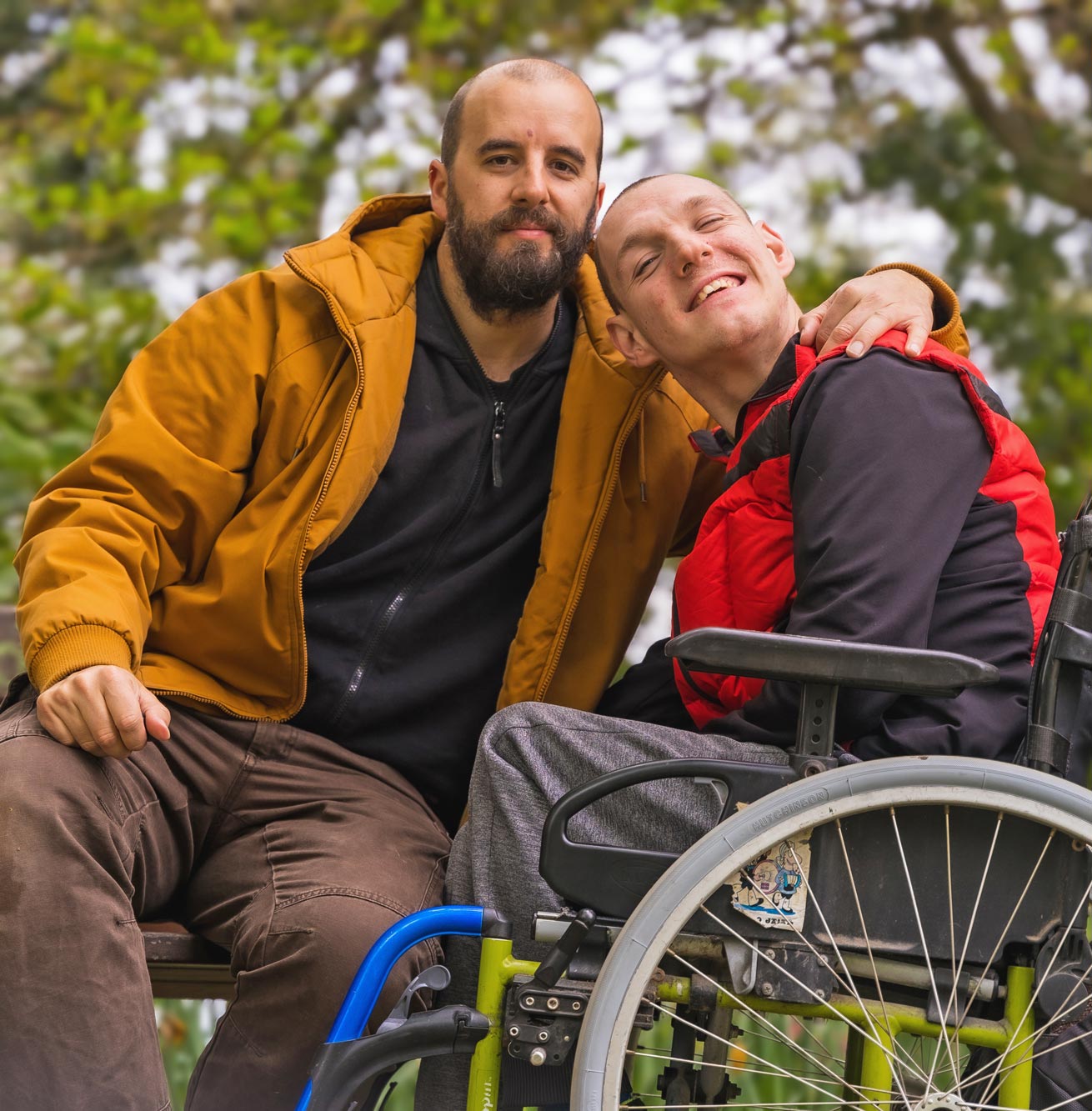 Assistenz mit Mann im Rollsthul im Freien